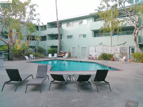 Exterior - 325 Kitty Hawk Rd #304, Alameda, CA 94501 photo 5 of 7