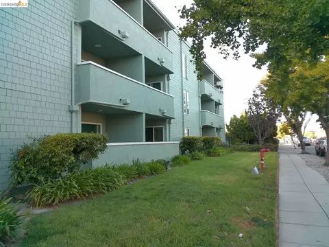 Exterior - 325 Kitty Hawk Rd #304, Alameda, CA 94501 photo 2 of 7