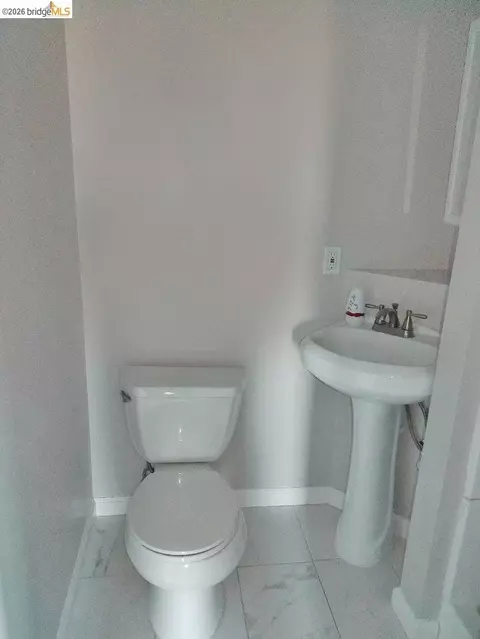 Bath - 325 Kitty Hawk Rd #304, Alameda, CA 94501 photo 1 of 5