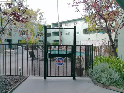 Exterior - 325 Kitty Hawk Rd #304, Alameda, CA 94501 photo 3 of 7