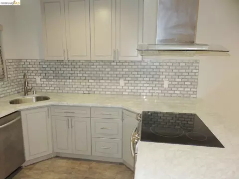 Kitchen - 325 Kitty Hawk Rd #304, Alameda, CA 94501 photo 2 of 5