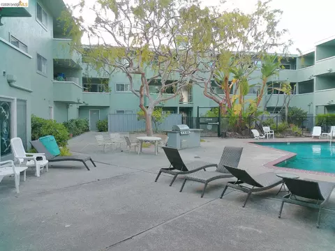 Exterior - 325 Kitty Hawk Rd #304, Alameda, CA 94501 photo 4 of 7