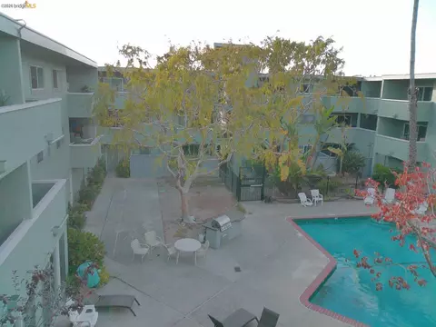 Exterior - 325 Kitty Hawk Rd #304, Alameda, CA 94501 photo 6 of 7