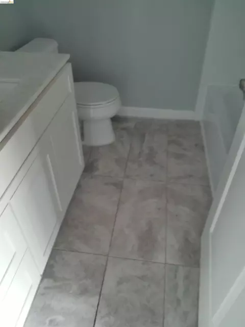 Bath - 325 Kitty Hawk Rd #304, Alameda, CA 94501 photo 4 of 5