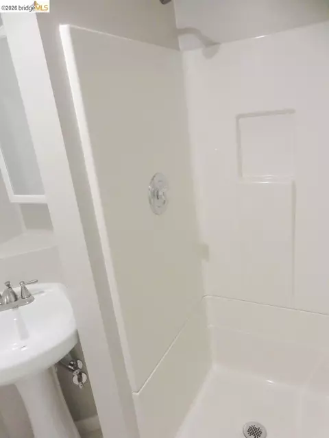Bath - 325 Kitty Hawk Rd #304, Alameda, CA 94501 photo 3 of 5