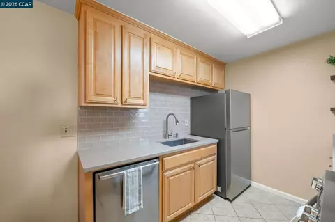 Kitchen - 1505 Kirker Pass Rd #223, Concord, CA 94521 photo 3 of 4