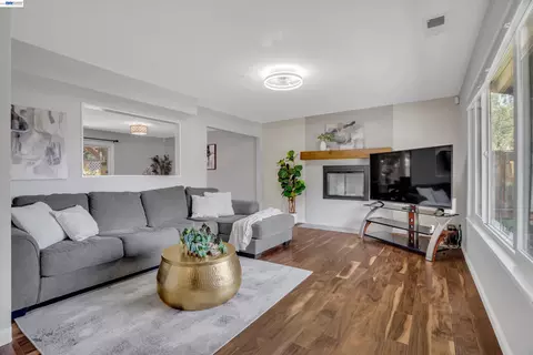 Living - 315 Wall St, Livermore, CA 94550 photo 1 of 2