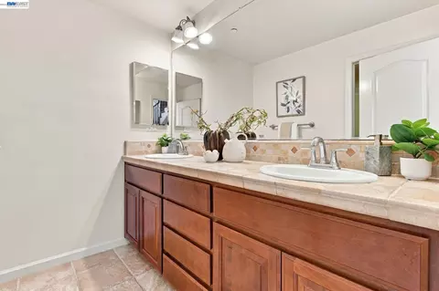 Bath - 3538 Capoterra Way, Dublin, CA 94568 photo 2 of 5