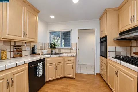 Kitchen - 232 Coleen St, Livermore, CA 94550 photo 2 of 3