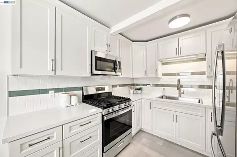 Kitchen - 15 Inlet Dr, Bay Point, CA 94565 photo 2 of 5