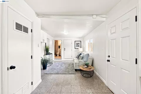 Entry Way - 15 Inlet Dr, Bay Point, CA 94565 photo 3 of 4