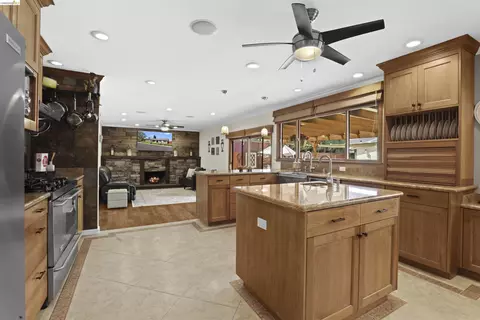 Kitchen - 3909 Boatwright Dr, Concord, CA 94519 photo 4 of 9