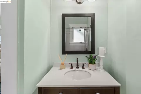 Bath - 2641 Webster St #1, Berkeley, CA 94705 photo 3 of 4