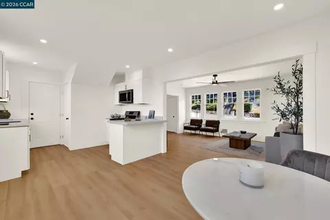Living - 101 B St, Vallejo, CA 94590 photo 3 of 6
