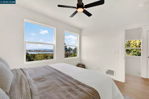 Bedroom - 101 B St, Vallejo, CA 94590 photo 2 of 6
