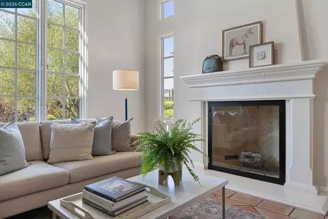 Living - 31 Maison Ct, Moraga, CA 94556 photo 2 of 4