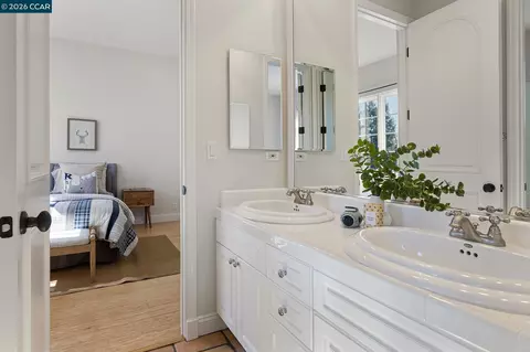 Bath - 31 Maison Ct, Moraga, CA 94556 photo 2 of 3
