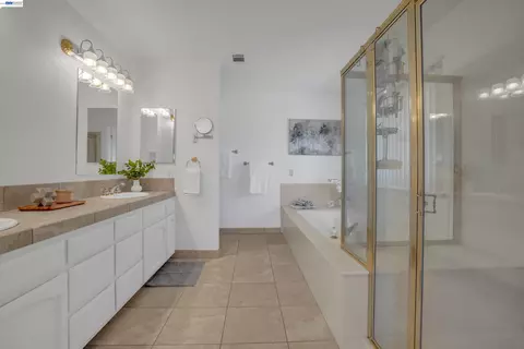 Bath - 2019 Windward Pt, Discovery Bay, CA 94505 photo 1 of 6