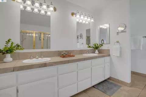Bath - 2019 Windward Pt, Discovery Bay, CA 94505 photo 2 of 6
