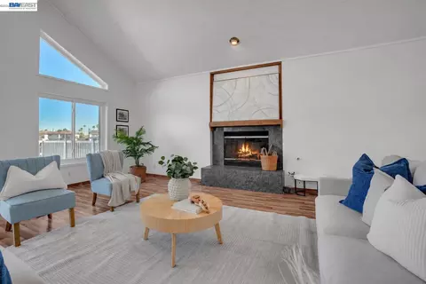 Living - 2019 Windward Pt, Discovery Bay, CA 94505 photo 4 of 6
