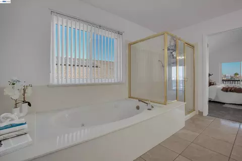 Bath - 2019 Windward Pt, Discovery Bay, CA 94505 photo 4 of 6