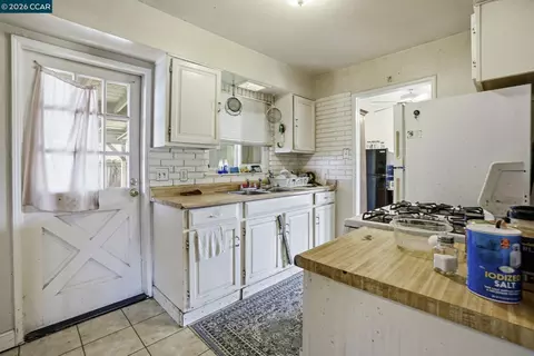 Kitchen - 1990 Sunshine Dr, Concord, CA 94520 photo 3 of 3