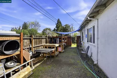 Exterior - 1990 Sunshine Dr, Concord, CA 94520 photo 9 of 14