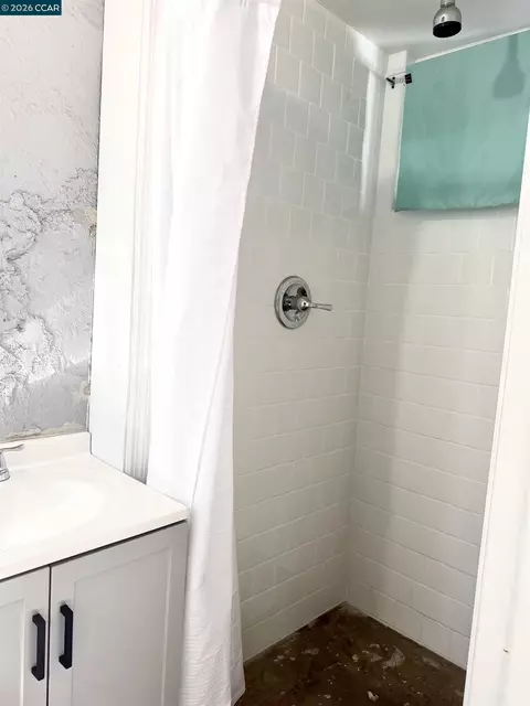 Bath - 1990 Sunshine Dr, Concord, CA 94520 photo 2 of 6