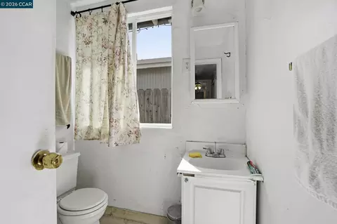 Bath - 1990 Sunshine Dr, Concord, CA 94520 photo 6 of 6