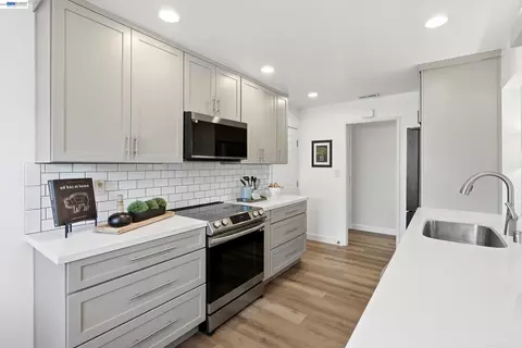 Kitchen - 853 Arbor Ct, Livermore, CA 94550 photo 6 of 9