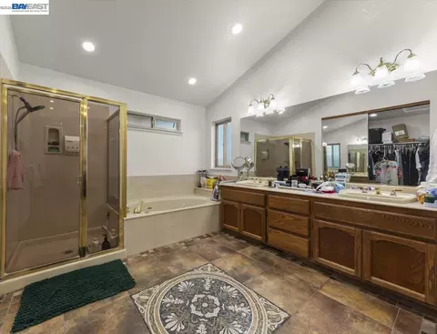 Bath - 390 Beston Way, Vallejo, CA 94591 photo 1 of 4