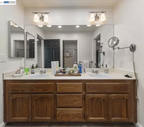 Bath - 390 Beston Way, Vallejo, CA 94591 photo 2 of 4