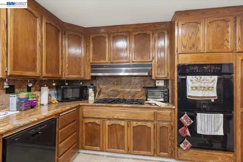 Kitchen - 390 Beston Way, Vallejo, CA 94591 photo 2 of 3