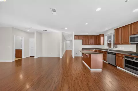 Living - 160 Spears Cir, Richmond, CA 94801 photo 9 of 12