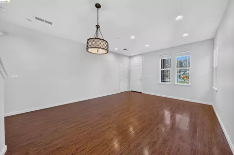 Living - 160 Spears Cir, Richmond, CA 94801 photo 2 of 12