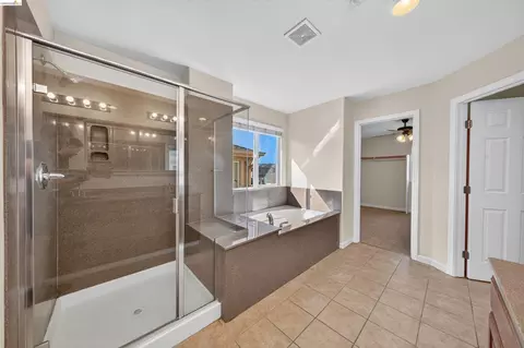 Bath - 160 Spears Cir, Richmond, CA 94801 photo 2 of 6