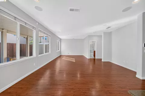 Living - 160 Spears Cir, Richmond, CA 94801 photo 11 of 12