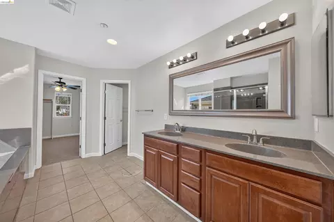 Bath - 160 Spears Cir, Richmond, CA 94801 photo 4 of 6