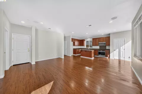Living - 160 Spears Cir, Richmond, CA 94801 photo 5 of 12