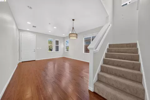 Living - 160 Spears Cir, Richmond, CA 94801 photo 4 of 12
