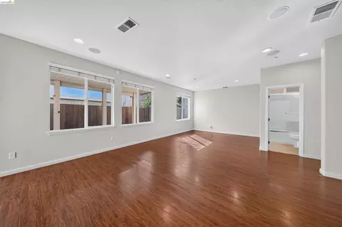 Living - 160 Spears Cir, Richmond, CA 94801 photo 10 of 12
