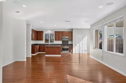 Living - 160 Spears Cir, Richmond, CA 94801 photo 7 of 12