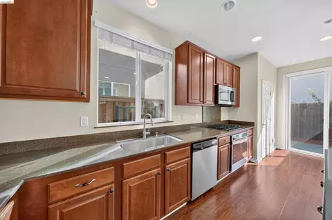 Kitchen - 160 Spears Cir, Richmond, CA 94801 photo 2 of 3