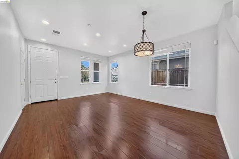 Living - 160 Spears Cir, Richmond, CA 94801 photo 1 of 12