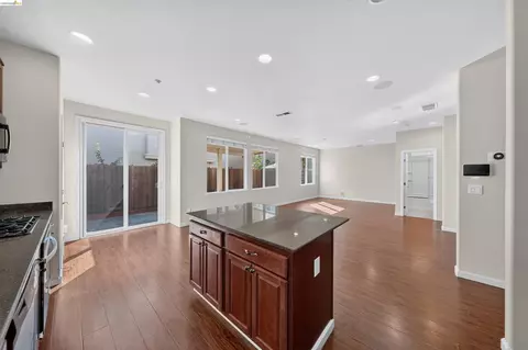 Living - 160 Spears Cir, Richmond, CA 94801 photo 8 of 12