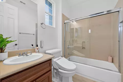 Bath - 3063 Ridgefield Ct, Dublin, CA 94568 photo 4 of 6