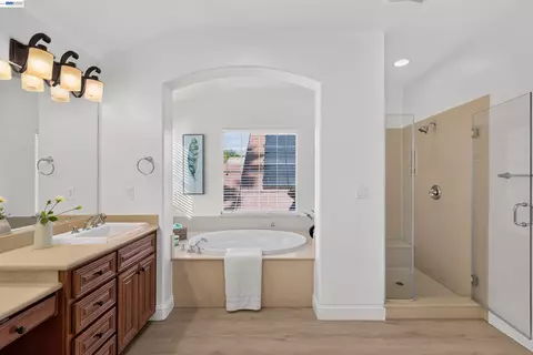 Bath - 3063 Ridgefield Ct, Dublin, CA 94568 photo 3 of 6