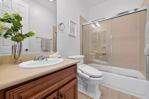 Bath - 3063 Ridgefield Ct, Dublin, CA 94568 photo 6 of 6