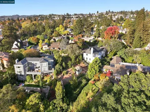 Hazel Ln, Piedmont, CA 94611