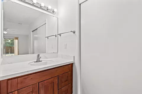 Bath - 2709 Albion Way, Modesto, CA 95358 photo 3 of 4